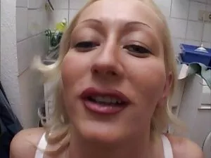 Dziewczyna sika-sika ...