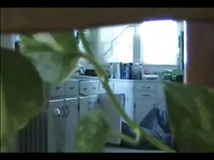 Kobieta z cipką pcha ...